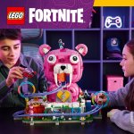 Kreativiteten flödar fritt i Rave Cave. Låt barn och spelare skapa en ikonisk spelplats med detta LEGO® Fortnite® byggset.